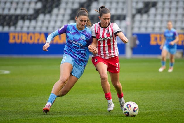 Fussball, Google Pixel Frauen-Bundesliga, 13 .Spieltag, 2025 2026, SC Freiburg vs. SGS Essen, 13.12.2025, Dreisamstadion, Freiburg,: Leela Egli (SC Freiburg, Frauen 20) Elmazi Laureta (SGS ESSEN , 11 ) Freiburg Dreisamstadion Baden-Württemberg Deutschland Copyright: xFINLEYxMÖRCHx
