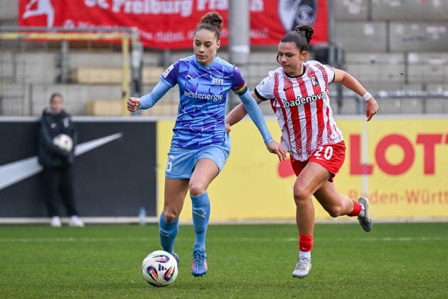 Paula Flach (SGS Essen, 05) am Ball und im Laufduell mt Leela Egli (SC Freiburg Frauen, 20) GER, SC Freiburg - SGS Essen, Frauen-Fussball, Google Pixel Frauen-Bundesliga, 13. Spieltag, Saison 2025 2026, 13.12.2025 DFB REGULATIONS PROHIBIT ANY USE OF PHOTOGRAPHS AS IMAGE SEQUENCES AND OR QUASI-VIDEO GER, SC Freiburg - SGS Essen, Frauen-Fussball, Google Pixel Frauen-Bundesliga, 13. Spieltag, Saison 2025 2026, 13.12.2025 Freiburg Copyright: xEibner-Pressefoto ThomasxHessx EP_THS