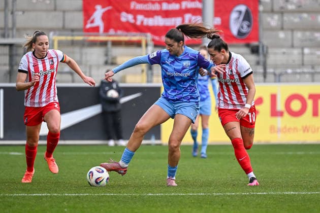 Laureta Elmazi (SGS Essen, 11), Selina Vobian (SC Freiburg Frauen, 10) im Duell um den Ball. GER, SC Freiburg - SGS Essen, Frauen-Fussball, Google Pixel Frauen-Bundesliga, 13. Spieltag, Saison 2025 2026, 13.12.2025 DFB REGULATIONS PROHIBIT ANY USE OF PHOTOGRAPHS AS IMAGE SEQUENCES AND OR QUASI-VIDEO GER, SC Freiburg - SGS Essen, Frauen-Fussball, Google Pixel Frauen-Bundesliga, 13. Spieltag, Saison 2025 2026, 13.12.2025 Freiburg Copyright: xEibner-Pressefoto ThomasxHessx EP_THS