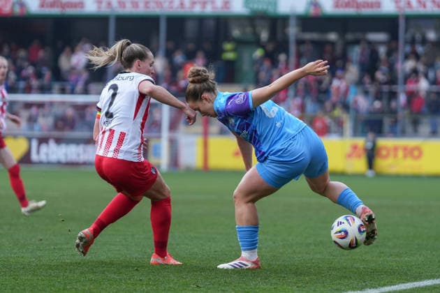 Lisa Karl (SC Freiburg, 02) im Zweikampf mit Paulina Platner (SGS Essen, 25) , Deutschland, Fussball, GooglePixel Frauen-Bundesliga, 13.Spieltag, 2025 2026, SC Freiburg vs. SGS Essen, 13.12.2025, Dreisamstadion, Freiburg, Deutschland DFB REGULATIONS PROHIBIT ANY USE OF PHOTOGRAPHS AS IMAGE SEQUENCES AND OR QUASI-VIDEO. Freiburg Dreisamstadion Baden-Wuerttemberg Deutschland Copyright: xArnexAmbergx