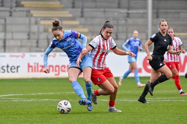 Jacqueline Meissner (SGS Essen, 16), Leela Egli (SC Freiburg Frauen, 20) im Duell um den Ball. GER, SC Freiburg - SGS Essen, Frauen-Fussball, Google Pixel Frauen-Bundesliga, 13. Spieltag, Saison 2025 2026, 13.12.2025 DFB REGULATIONS PROHIBIT ANY USE OF PHOTOGRAPHS AS IMAGE SEQUENCES AND OR QUASI-VIDEO GER, SC Freiburg - SGS Essen, Frauen-Fussball, Google Pixel Frauen-Bundesliga, 13. Spieltag, Saison 2025 2026, 13.12.2025 Freiburg Copyright: xEibner-Pressefoto ThomasxHessx EP_THS