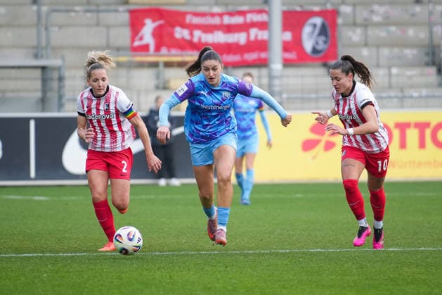 Fussball, Google Pixel Frauen-Bundesliga, 13 .Spieltag, 2025 2026, SC Freiburg vs. SGS Essen, 13.12.2025, Dreisamstadion, Freiburg,: Lisa Karl (SC Freiburg, Frauen 2) Selina Vobian (SC Freiburg, Frauen 10) Elmazi Laureta (SGS Essen ,11) Freiburg Dreisamstadion Baden-Württemberg Deutschland Copyright: xFINLEYxMÖRCHx