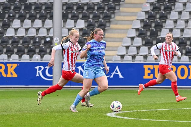 Ramona Maier (SGS Essen, 09), Meret Felde (SC Freiburg Frauen, 04) im Laufduell mit Bal. GER, SC Freiburg - SGS Essen, Frauen-Fussball, Google Pixel Frauen-Bundesliga, 13. Spieltag, Saison 2025 2026, 13.12.2025 DFB REGULATIONS PROHIBIT ANY USE OF PHOTOGRAPHS AS IMAGE SEQUENCES AND OR QUASI-VIDEO GER, SC Freiburg - SGS Essen, Frauen-Fussball, Google Pixel Frauen-Bundesliga, 13. Spieltag, Saison 2025 2026, 13.12.2025 Freiburg Copyright: xEibner-Pressefoto ThomasxHessx EP_THS