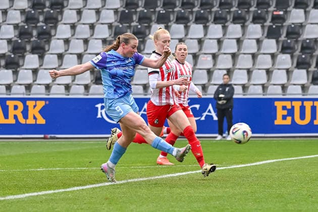 Ramona Maier (SGS Essen, 09) schiesst aufs Tor, Meret Felde (SC Freiburg Frauen, 04) kann nicht eingreifen. GER, SC Freiburg - SGS Essen, Frauen-Fussball, Google Pixel Frauen-Bundesliga, 13. Spieltag, Saison 2025 2026, 13.12.2025 DFB REGULATIONS PROHIBIT ANY USE OF PHOTOGRAPHS AS IMAGE SEQUENCES AND OR QUASI-VIDEO GER, SC Freiburg - SGS Essen, Frauen-Fussball, Google Pixel Frauen-Bundesliga, 13. Spieltag, Saison 2025 2026, 13.12.2025 Freiburg Copyright: xEibner-Pressefoto ThomasxHessx EP_THS