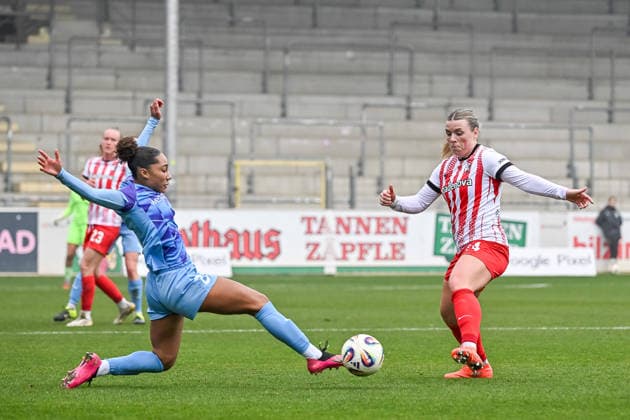 Vanessa Fuerst (SGS Essen, 08), Ingibjoerg Sigurdardottir (SC Freiburg Frauen, 24) GER, SC Freiburg - SGS Essen, Frauen-Fussball, Google Pixel Frauen-Bundesliga, 13. Spieltag, Saison 2025 2026, 13.12.2025 DFB REGULATIONS PROHIBIT ANY USE OF PHOTOGRAPHS AS IMAGE SEQUENCES AND OR QUASI-VIDEO GER, SC Freiburg - SGS Essen, Frauen-Fussball, Google Pixel Frauen-Bundesliga, 13. Spieltag, Saison 2025 2026, 13.12.2025 Freiburg Copyright: xEibner-Pressefoto ThomasxHessx EP_THS