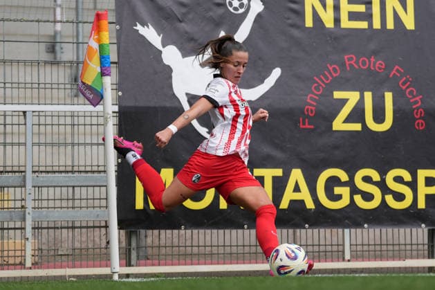 Selina Vobian (SC Freiburg, 10) Eckball , Deutschland, Fussball, GooglePixel Frauen-Bundesliga, 13.Spieltag, 2025 2026, SC Freiburg vs. SGS Essen, 13.12.2025, Dreisamstadion, Freiburg, Deutschland DFB REGULATIONS PROHIBIT ANY USE OF PHOTOGRAPHS AS IMAGE SEQUENCES AND OR QUASI-VIDEO. Freiburg Dreisamstadion Baden-Wuerttemberg Deutschland Copyright: xArnexAmbergx