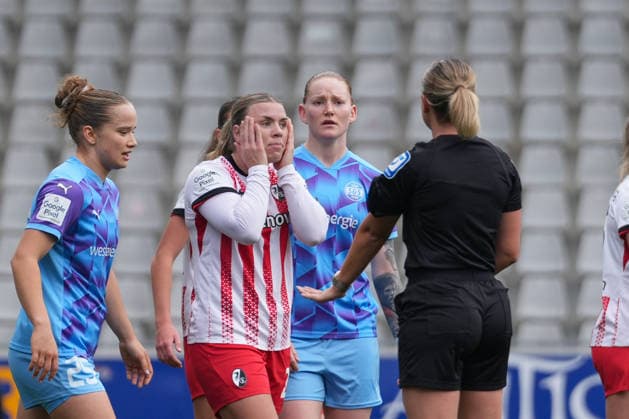 Ingibjörg Sigurdardottir Ingibjoerg Sigurdardottir (SC Freiburg, 24) beschwert sich bei Daniela Kottmann (Schiedsrichterin) , Deutschland, Fussball, GooglePixel Frauen-Bundesliga, 13.Spieltag, 2025 2026, SC Freiburg vs. SGS Essen, 13.12.2025, Dreisamstadion, Freiburg, Deutschland DFB REGULATIONS PROHIBIT ANY USE OF PHOTOGRAPHS AS IMAGE SEQUENCES AND OR QUASI-VIDEO. Freiburg Dreisamstadion Baden-Wuerttemberg Deutschland Copyright: xArnexAmbergx