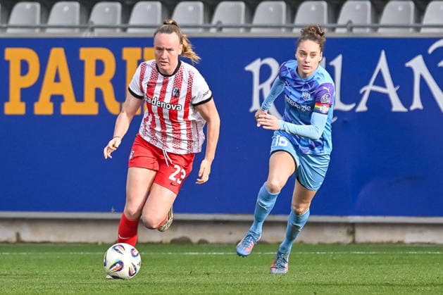 Luca Birkholz (SC Freiburg Frauen, 23) am Ball, Jacqueline Meissner (SGS Essen, 16) GER, SC Freiburg - SGS Essen, Frauen-Fussball, Google Pixel Frauen-Bundesliga, 13. Spieltag, Saison 2025 2026, 13.12.2025 DFB REGULATIONS PROHIBIT ANY USE OF PHOTOGRAPHS AS IMAGE SEQUENCES AND OR QUASI-VIDEO GER, SC Freiburg - SGS Essen, Frauen-Fussball, Google Pixel Frauen-Bundesliga, 13. Spieltag, Saison 2025 2026, 13.12.2025 Freiburg Copyright: xEibner-Pressefoto ThomasxHessx EP_THS