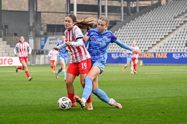 Nia Szenk (SC Freiburg Frauen, 19), Lany Mia Baecker (SGS Essen, 26) im Duell mit Ball. GER, SC Freiburg - SGS Essen, Frauen-Fussball, Google Pixel Frauen-Bundesliga, 13. Spieltag, Saison 2025 2026, 13.12.2025 DFB REGULATIONS PROHIBIT ANY USE OF PHOTOGRAPHS AS IMAGE SEQUENCES AND OR QUASI-VIDEO GER, SC Freiburg - SGS Essen, Frauen-Fussball, Google Pixel Frauen-Bundesliga, 13. Spieltag, Saison 2025 2026, 13.12.2025 Freiburg Copyright: xEibner-Pressefoto ThomasxHessx EP_THS