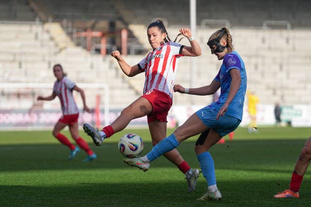 Leela Egli (SC Freiburg, 20) im Zweikampf mit Leonie Köpp Leonie Koepp (SGS Essen, 20) , Deutschland, Fussball, GooglePixel Frauen-Bundesliga, 13.Spieltag, 2025 2026, SC Freiburg vs. SGS Essen, 13.12.2025, Dreisamstadion, Freiburg, Deutschland DFB REGULATIONS PROHIBIT ANY USE OF PHOTOGRAPHS AS IMAGE SEQUENCES AND OR QUASI-VIDEO. Freiburg Dreisamstadion Baden-Wuerttemberg Deutschland Copyright: xArnexAmbergx