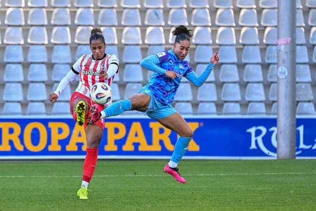 Aurelie Csillag (SC Freiburg Frauen, 17) beim Torabschluss geblockt von Vanessa Fuerst (SGS Essen, 08) GER, SC Freiburg - SGS Essen, Frauen-Fussball, Google Pixel Frauen-Bundesliga, 13. Spieltag, Saison 2025 2026, 13.12.2025 DFB REGULATIONS PROHIBIT ANY USE OF PHOTOGRAPHS AS IMAGE SEQUENCES AND OR QUASI-VIDEO GER, SC Freiburg - SGS Essen, Frauen-Fussball, Google Pixel Frauen-Bundesliga, 13. Spieltag, Saison 2025 2026, 13.12.2025 Freiburg Copyright: xEibner-Pressefoto ThomasxHessx EP_THS
