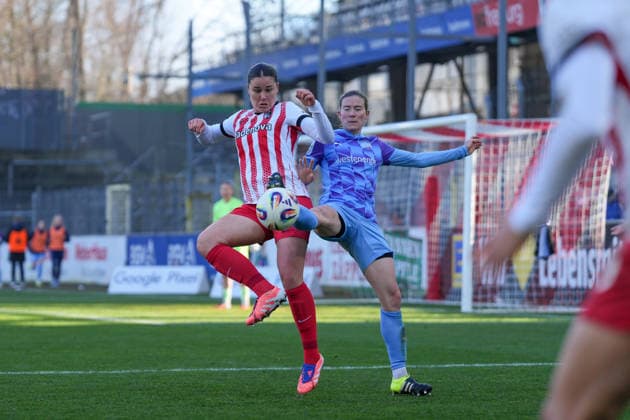Svenja Fölmli Svenja Foelmli (SC Freiburg, 09) im Zweikampf mit Lena Ostermeier (SGS Essen, 18) , Deutschland, Fussball, GooglePixel Frauen-Bundesliga, 13.Spieltag, 2025 2026, SC Freiburg vs. SGS Essen, 13.12.2025, Dreisamstadion, Freiburg, Deutschland DFB REGULATIONS PROHIBIT ANY USE OF PHOTOGRAPHS AS IMAGE SEQUENCES AND OR QUASI-VIDEO. Freiburg Dreisamstadion Baden-Wuerttemberg Deutschland Copyright: xArnexAmbergx