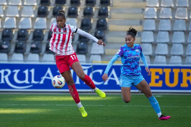 Fussball, Google Pixel Frauen-Bundesliga, 13 .Spieltag, 2025 2026, SC Freiburg vs. SGS Essen, 13.12.2025, Dreisamstadion, Freiburg,: Aurelie Csillag (SC Freiburg, Frauen 17)8 Vanessa Fürst (SGS ESSEN, 8) Freiburg Dreisamstadion Baden-Württemberg Deutschland Copyright: xFINLEYxMÖRCHx