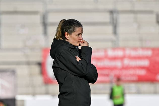 Jessica Wissmann (SGS Essen, Trainerin) mit Emotiion GER, SC Freiburg - SGS Essen, Frauen-Fussball, Google Pixel Frauen-Bundesliga, 13. Spieltag, Saison 2025 2026, 13.12.2025 DFB REGULATIONS PROHIBIT ANY USE OF PHOTOGRAPHS AS IMAGE SEQUENCES AND OR QUASI-VIDEO GER, SC Freiburg - SGS Essen, Frauen-Fussball, Google Pixel Frauen-Bundesliga, 13. Spieltag, Saison 2025 2026, 13.12.2025 Freiburg Copyright: xEibner-Pressefoto ThomasxHessx EP_THS