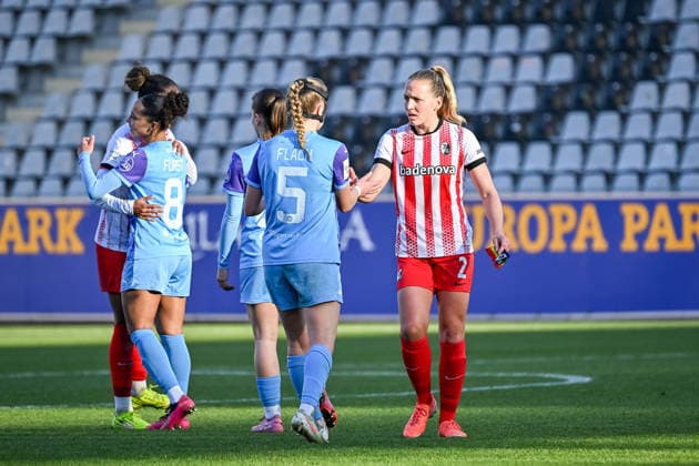 Paula Flach (SGS Essen, 05), Lisa Karl (SC Freiburg Frauen, 02) klatschen sich ab nach Spielende GER, SC Freiburg - SGS Essen, Frauen-Fussball, Google Pixel Frauen-Bundesliga, 13. Spieltag, Saison 2025 2026, 13.12.2025 DFB REGULATIONS PROHIBIT ANY USE OF PHOTOGRAPHS AS IMAGE SEQUENCES AND OR QUASI-VIDEO GER, SC Freiburg - SGS Essen, Frauen-Fussball, Google Pixel Frauen-Bundesliga, 13. Spieltag, Saison 2025 2026, 13.12.2025 Freiburg Copyright: xEibner-Pressefoto ThomasxHessx EP_THS
