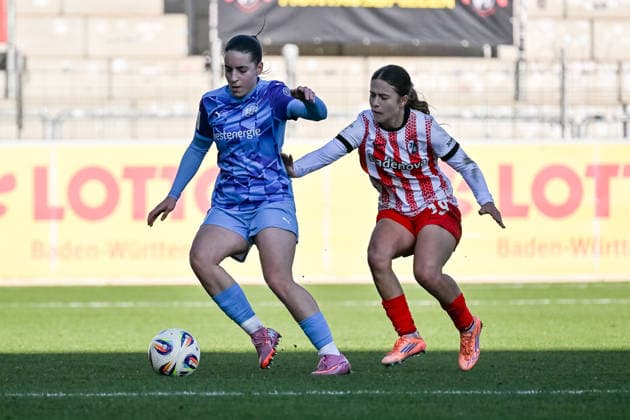 Leonie Koepp (SGS Essen, 20), Nia Szenk (SC Freiburg Frauen, 19) GER, SC Freiburg - SGS Essen, Frauen-Fussball, Google Pixel Frauen-Bundesliga, 13. Spieltag, Saison 2025 2026, 13.12.2025 DFB REGULATIONS PROHIBIT ANY USE OF PHOTOGRAPHS AS IMAGE SEQUENCES AND OR QUASI-VIDEO GER, SC Freiburg - SGS Essen, Frauen-Fussball, Google Pixel Frauen-Bundesliga, 13. Spieltag, Saison 2025 2026, 13.12.2025 Freiburg Copyright: xEibner-Pressefoto ThomasxHessx EP_THS