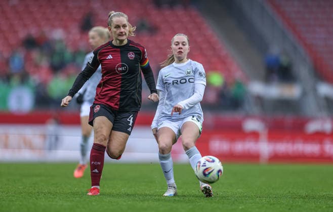 GER, Nürnberg, 1. FC Nürnberg vs VfL Wolfsburg, Google Pixel Bundesliga, Fussball, DFB, Spielzeit 2025 2026, Max-Morlock-Stadion, 13. Spieltag im Bild v.l.: Luisa Guttenberger (1. FC Nürnberg Frauen 4), Janou Levels (VfL Wolfsburg 15) DFB DFL REGULATIONS PROHIBIT ANY USE OF PHOTOGRAPHS AS IMAGE SEQUENCES AND OR QUASI-VIDEO, 13.12.2025 Copyright: HMBxMedia HendrikxHamelau