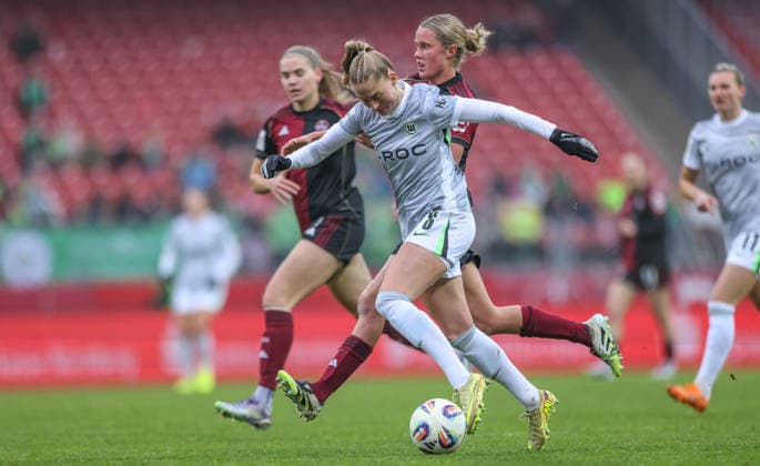 GER, Nürnberg, 1. FC Nürnberg vs VfL Wolfsburg, Google Pixel Bundesliga, Fussball, DFB, Spielzeit 2025 2026, Max-Morlock-Stadion, 13. Spieltag im Bild v.l.: Janina Minge (VfL Wolfsburg 6), Klara Svensson Senelius (1. FC Nürnberg Frauen 2), zweikampf DFB DFL REGULATIONS PROHIBIT ANY USE OF PHOTOGRAPHS AS IMAGE SEQUENCES AND OR QUASI-VIDEO, 13.12.2025 Copyright: HMBxMedia HendrikxHamelau
