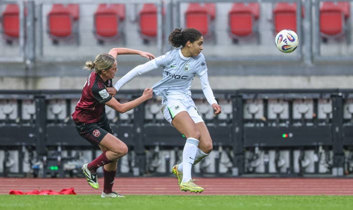GER, Nürnberg, 1. FC Nürnberg vs VfL Wolfsburg, Google Pixel Bundesliga, Fussball, DFB, Spielzeit 2025 2026, Max-Morlock-Stadion, 13. Spieltag im Bild v.l.: Klara Svensson Senelius (1. FC Nürnberg Frauen 2), Cora Zicai (VfL Wolfsburg 28) DFB DFL REGULATIONS PROHIBIT ANY USE OF PHOTOGRAPHS AS IMAGE SEQUENCES AND OR QUASI-VIDEO, 13.12.2025 Copyright: HMBxMedia HendrikxHamelau