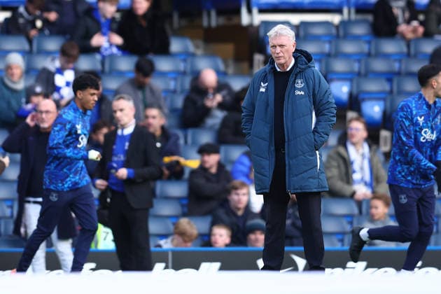 London, England, 13th December 2025. David Moyes, Manager of Everton looks on during the warm up before the Chelsea vs Everton Premier League match at Stamford Bridge, London. Picture credit should read: Paul Terry Sportimage EDITORIAL USE ONLY. No use with unauthorised audio, video, data, fixture lists, club league logos or live services. Online in-match use limited to 120 images, no video emulation. No use in betting, games or single club league player publications. SPI_009_PT_Chelsea_Everton SPI-4373-0009