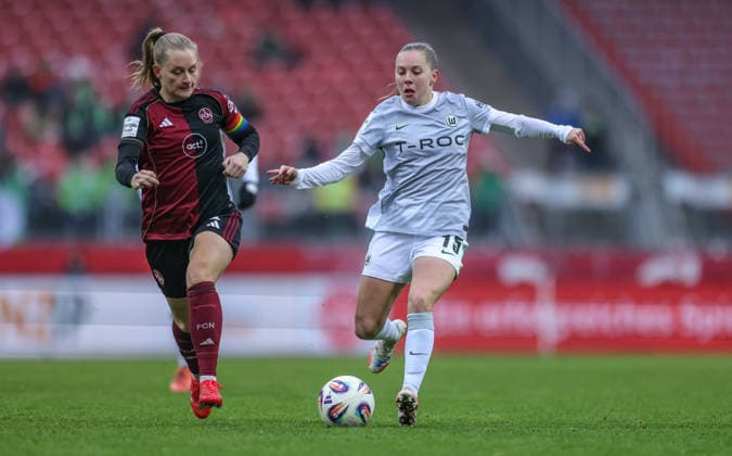 GER, Nürnberg, 1. FC Nürnberg vs VfL Wolfsburg, Google Pixel Bundesliga, Fussball, DFB, Spielzeit 2025 2026, Max-Morlock-Stadion, 13. Spieltag im Bild v.l.: Luisa Guttenberger (1. FC Nürnberg Frauen 4), Janou Levels (VfL Wolfsburg 15) DFB DFL REGULATIONS PROHIBIT ANY USE OF PHOTOGRAPHS AS IMAGE SEQUENCES AND OR QUASI-VIDEO, 13.12.2025 Copyright: HMBxMedia HendrikxHamelau
