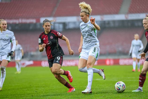 GER, Nürnberg, 1. FC Nürnberg vs VfL Wolfsburg, Google Pixel Bundesliga, Fussball, DFB, Spielzeit 2025 2026, Max-Morlock-Stadion, 13. Spieltag im Bild v.l.: Laura Miller (1. FC Nürnberg Frauen 9), Lena Lattwein (VfL Wolfsburg 8) DFB DFL REGULATIONS PROHIBIT ANY USE OF PHOTOGRAPHS AS IMAGE SEQUENCES AND OR QUASI-VIDEO, 13.12.2025 Copyright: HMBxMedia HendrikxHamelau