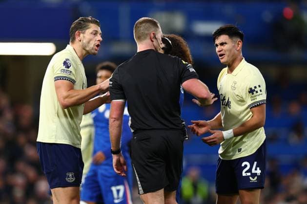 James Tarkowski of Everton and Carlos Alcaraz of Everton question match referee Thomas Bramall Chelsea v Everton, Premier League, Football, Stamford Bridge, London, UK - 13 Dec 2025London Stamford Bridge United Kingdom EDITORIAL USE ONLY No use with unauthorised audio, video, data, fixture lists, club league logos or live services. Online in-match use limited to 120 images, no video emulation. No use in betting, games or single club league player publications. Copyright: xSimonxDael Shutterstockx 16081503bn