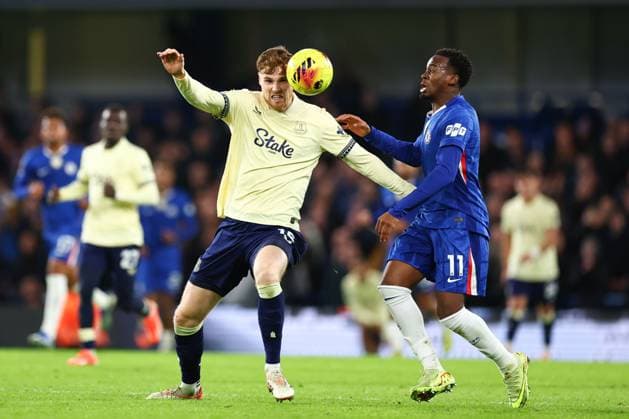 Jake O Brien of Everton under pressure from Jamie Gittens of Chelsea Chelsea v Everton, Premier League, Football, Stamford Bridge, London, UK - 13 Dec 2025London Stamford Bridge United Kingdom EDITORIAL USE ONLY No use with unauthorised audio, video, data, fixture lists, club league logos or live services. Online in-match use limited to 120 images, no video emulation. No use in betting, games or single club league player publications. Copyright: xSimonxDael Shutterstockx 16081503bq