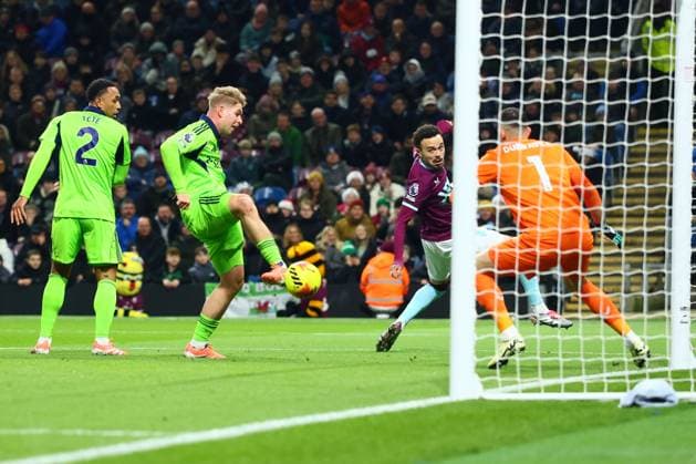Emile Smith Rowe of Fulham scores to make it 0-1 and celebrates Burnley v Fulham, Premier League, Football, Turf Moor, Burnley, UK - 13 Dec 2025Burnley Turf Moor United Kingdom EDITORIAL USE ONLY No use with unauthorised audio, video, data, fixture lists, club league logos or live services. Online in-match use limited to 120 images, no video emulation. No use in betting, games or single club league player publications. Copyright: xPaulxCurrie Shutterstockx 16081563bs