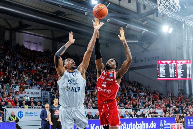 Osun Osunniyi (MLP Academics Heidelberg, 12), Ejiofor Onu (BMA365 Bamberg Baskets, 35), BMA365 Bamberg Baskets vs. MLP Academics Heidelberg, Basketball, easyCredit BBL, 10. Spieltag, 13.12.2025 BMA365 Bamberg Baskets vs. MLP Academics Heidelberg, Basketball, easyCredit BBL, 10. Spieltag, 13.12.2025 Bamberg Copyright: xEibner-Pressefoto G.xSantemizx EP_EER