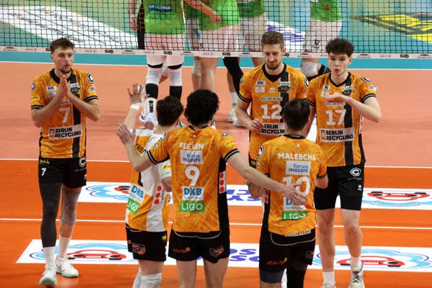 DEU, DVV, 1.VBL, BR Volleys vs. TSV Hachingen Muenchen, 13.12.2025, Max-Schmeling-Halle, Berlin, DEU, DVV, 1.VBL, BR Volleys vs. TSV Hachingen Muenchen, im Bild BR Volleys-Spielerkreis