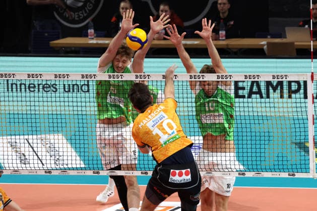 DEU, DVV, 1.VBL, BR Volleys vs. TSV Hachingen Muenchen, 13.12.2025, Max-Schmeling-Halle, Berlin, DEU, DVV, 1.VBL, BR Volleys vs. TSV Hachingen Muenchen, im Bild Daniel Malescha (BR Volleys 10), Jakub Klajmon (Haching Muenchen 15), Patrick Rupprecht (Haching Muenchen 10)