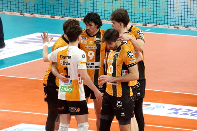 DEU, DVV, 1.VBL, BR Volleys vs. TSV Hachingen Muenchen, 13.12.2025, Max-Schmeling-Halle, Berlin, DEU, DVV, 1.VBL, BR Volleys vs. TSV Hachingen Muenchen, im Bild BR Volleys-Spielerkreis