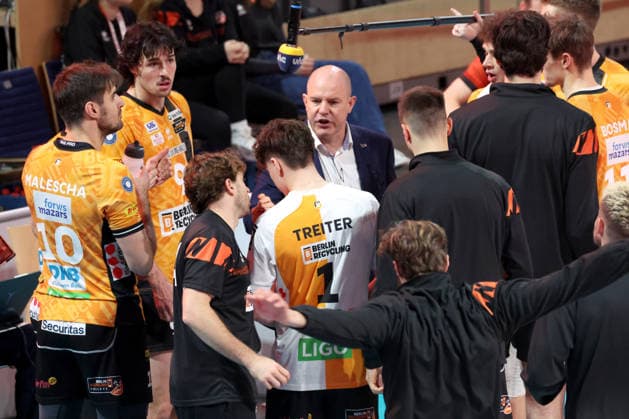 DEU, DVV, 1.VBL, BR Volleys vs. TSV Hachingen Muenchen, 13.12.2025, Max-Schmeling-Halle, Berlin, DEU, DVV, 1.VBL, BR Volleys vs. TSV Hachingen Muenchen, im Bild Trainer Joel Banks (BR Volleys), BR Volleys-Spielerkreis