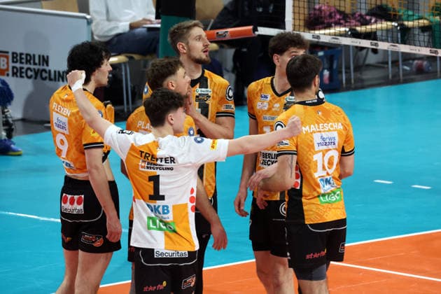 DEU, DVV, 1.VBL, BR Volleys vs. TSV Hachingen Muenchen, 13.12.2025, Max-Schmeling-Halle, Berlin, DEU, DVV, 1.VBL, BR Volleys vs. TSV Hachingen MTrainer Joel Banks (BR Volleys), BR Volleys-Spielerkreis