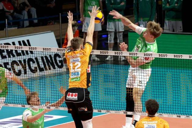 DEU, DVV, 1.VBL, BR Volleys vs. TSV Hachingen Muenchen, 13.12.2025, Max-Schmeling-Halle, Berlin, DEU, DVV, 1.VBL, BR Volleys vs. TSV Hachingen Muenchen, im Bild Florian Krage-Brewitz (BR Volleys 12), Jakub Klajmon (Haching Muenchen 15)