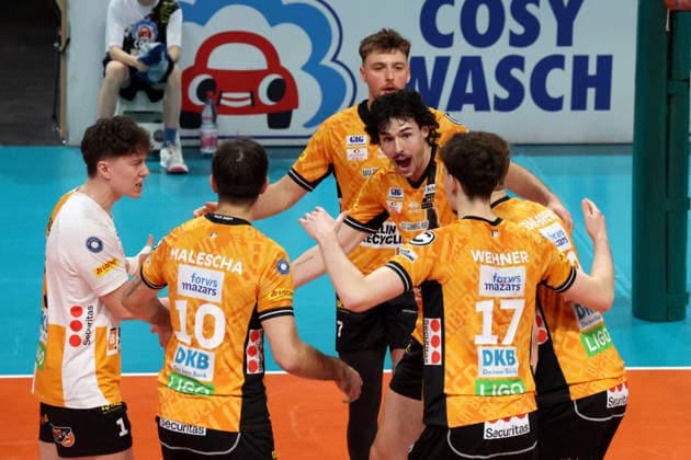 DEU, DVV, 1.VBL, BR Volleys vs. TSV Hachingen Muenchen, 13.12.2025, Max-Schmeling-Halle, Berlin, DEU, DVV, 1.VBL, BR Volleys vs. TSV Hachingen Muenchen, im Bild BR Volleys-Spielerkreis, Maximilian Treiter (BR Volleys 1)