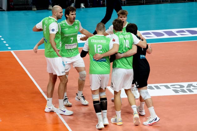 DEU, DVV, 1.VBL, BR Volleys vs. TSV Hachingen Muenchen, 13.12.2025, Max-Schmeling-Halle, Berlin, DEU, DVV, 1.VBL, BR Volleys vs. TSV Hachingen Muenchen, im Bild Hachinger-Spielerkreis