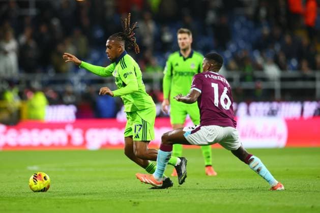 Alex Iwobi of Fulham and Florentino Luis of Burnley Burnley v Fulham, Premier League, Football, Turf Moor, Burnley, UK - 13 Dec 2025Burnley Turf Moor United Kingdom EDITORIAL USE ONLY No use with unauthorised audio, video, data, fixture lists, club league logos or live services. Online in-match use limited to 120 images, no video emulation. No use in betting, games or single club league player publications. Copyright: xPaulxCurrie Shutterstockx 16081563ej