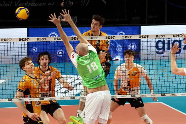 DEU, DVV, 1.VBL, BR Volleys vs. TSV Hachingen Muenchen, 13.12.2025, Max-Schmeling-Halle, Berlin, DEU, DVV, 1.VBL, BR Volleys vs. TSV Hachingen Muenchen, im Bild Jelle Bosma (BR Volleys 11), Nolan Flexen (BR Volleys 9) , Arthur Wehner (BR Volleys 17), Maximilian Treiter (BR Volleys 1), Iven Fietje Ferch (Haching Muenchen 18)