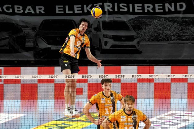DEU, DVV, 1.VBL, BR Volleys vs. TSV Hachingen Muenchen, 13.12.2025, Max-Schmeling-Halle, Berlin, DEU, DVV, 1.VBL, BR Volleys vs. TSV Hachingen Muenchen, im Bild Aufschlag von Nolan Flexen (BR Volleys 9)