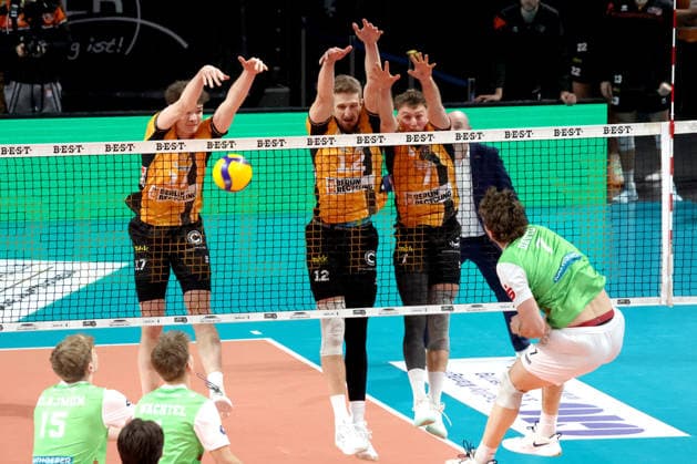 DEU, DVV, 1.VBL, BR Volleys vs. TSV Hachingen Muenchen, 13.12.2025, Max-Schmeling-Halle, Berlin, DEU, DVV, 1.VBL, BR Volleys vs. TSV Hachingen Muenchen, im Bild Arthur Wehner (BR Volleys 17), Florian Krage-Brewitz (BR Volleys 12), Simon Plaskie (BR Volleys 7), Yoan David (Haching Muenchen 7)