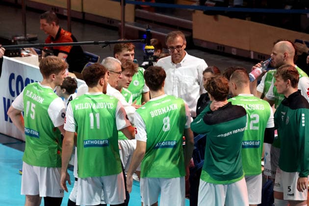 DEU, DVV, 1.VBL, BR Volleys vs. TSV Hachingen Muenchen, 13.12.2025, Max-Schmeling-Halle, Berlin, DEU, DVV, 1.VBL, BR Volleys vs. TSV Hachingen Muenchen, im Bild Haedcoach Mircea Dudas (Haching Muenchen), Hachinger-Spielerkreis