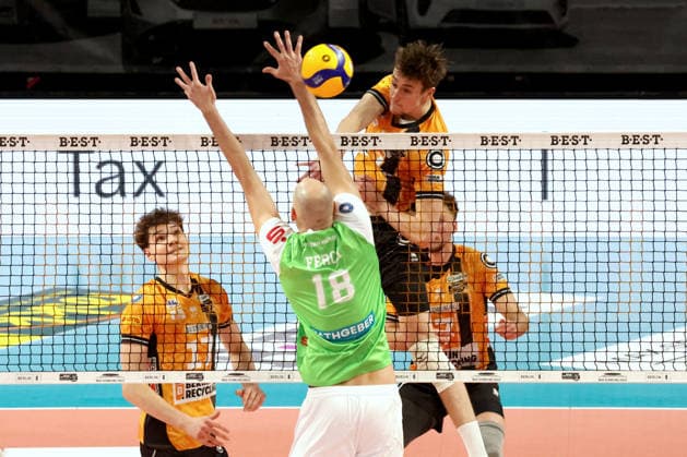DEU, DVV, 1.VBL, BR Volleys vs. TSV Hachingen Muenchen, 13.12.2025, Max-Schmeling-Halle, Berlin, DEU, DVV, 1.VBL, BR Volleys vs. TSV Hachingen Muenchen, im Bild Jelle Bosma (BR Volleys 11), Arthur Wehner (BR Volleys 17), Iven Fietje Ferch (Haching Muenchen 18)