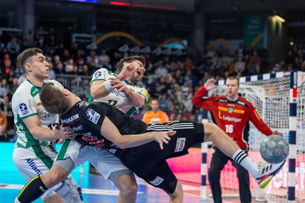 Zusammenstoss zwischen Sander Andreassen Overjordet (HC Erlangen, 08) und Lukas Binder (SC DHfK Leipzig, 11), Matej Klima (SC DHfK Leipzig, 13) HC Erlangen vs. SC DHfK Leipzig, Handball, 1. Handball Bundesliga, Saison 2025 2026, 17. Spieltag, 13.12.2025 HC Erlangen vs. SC DHfK Leipzig, Handball, 1. Handball Bundesliga, Saison 2025 2026, 17. Spieltag, 13.12.2025 Nuernberg Copyright: xEibner-Pressefoto ArdanxFuessmanx EP_AFN