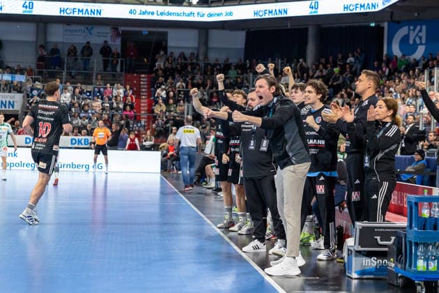 Juebl bei Johannes Sellin (HC Erlangen, Chef-Trainer) und der Erlangener Bank, Florian Scheerer (HC Erlangen, 10). HC Erlangen vs. SC DHfK Leipzig, Handball, 1. Handball Bundesliga, Saison 2025 2026, 17. Spieltag, 13.12.2025 HC Erlangen vs. SC DHfK Leipzig, Handball, 1. Handball Bundesliga, Saison 2025 2026, 17. Spieltag, 13.12.2025 Nuernberg Copyright: xEibner-Pressefoto ArdanxFuessmanx EP_AFN