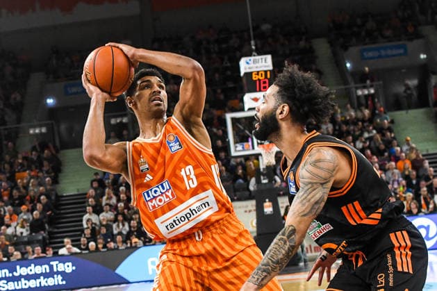 GER, BBL, ratiopharm Ulm vs Rasta Vechta 13.12.2025, ratiopharm arena, Neu-Ulm, GER, BBL, ratiopharm Ulm vs Rasta Vechta, im Bild Mark Smith (Ulm, 13), Tevin Brown (Vechta, 10)