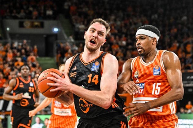 GER, BBL, ratiopharm Ulm vs Rasta Vechta 13.12.2025, ratiopharm arena, Neu-Ulm, GER, BBL, ratiopharm Ulm vs Rasta Vechta, im Bild Philipp Herkenhoff (Vechta, 14), Justin Simon (Ulm, 15)