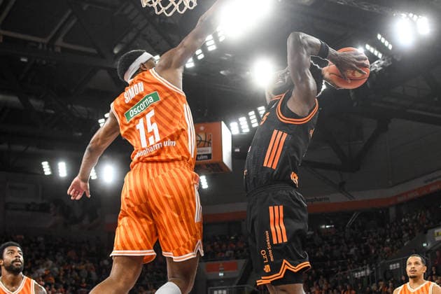 GER, BBL, ratiopharm Ulm vs Rasta Vechta 13.12.2025, ratiopharm arena, Neu-Ulm, GER, BBL, ratiopharm Ulm vs Rasta Vechta, im Bild Justin Simon (Ulm, 15), TJ Bamba (Vechta, 5)