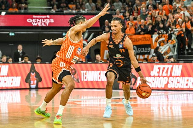 GER, BBL, ratiopharm Ulm vs Rasta Vechta 13.12.2025, ratiopharm arena, Neu-Ulm, GER, BBL, ratiopharm Ulm vs Rasta Vechta, im Bild Nelson Weidemann (Ulm, 0), Alonzo Verge (Vechta, 11)
